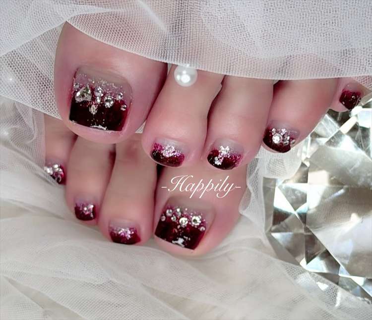 艶めきボルドーフットネイル