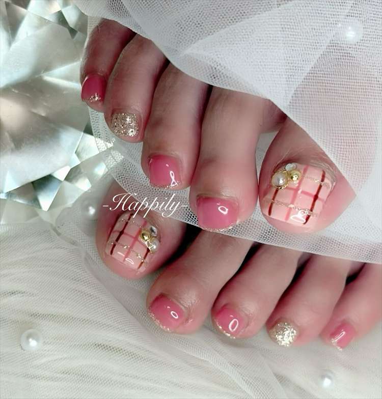 チェック柄ピンクフットネイル