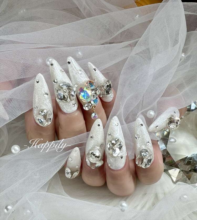 ホワイトラグジュアリーネイル